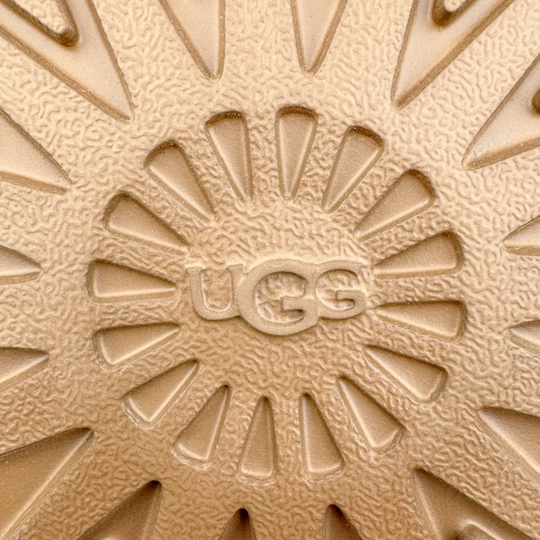 Pick up locally💰520 UGG ethnic style 2553 classic autumn and winter sheep fur all-in-one snow boots. All shoes are made from the same factory as ZP. Longfeng A-grade Australian imported sheep fur all-in-one ethnic style. Brand OEM production line. Fully follow the ZP process. OEM original pattern maker. Adhering to the principle of no original shoes and no development selection. Pay attention to every detail. The most authentic version on the market. TREADLITE "Light Wing" technology outsole. Lightweight/durable/flexible/pile size: 35 36 37 38 39 40 41 42 Coding: by2936060